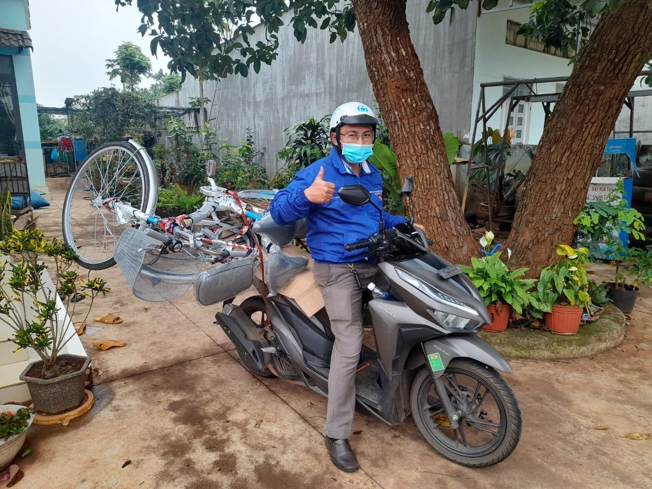 Thầy giáo Mai Văn Chuyền chở xe đạp đến nhà tặng học trò