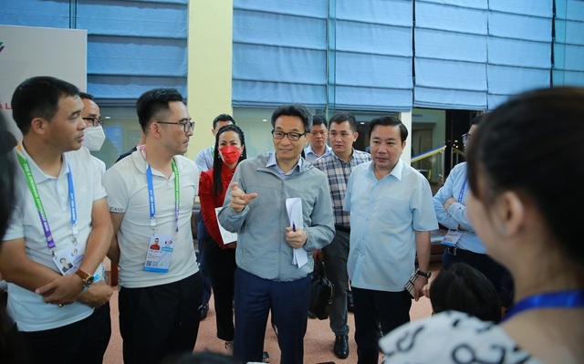 Phó Thủ tướng trao đổi về những vấn đề cần lưu ý sau buổi tổng duyệt - Ảnh: VGP/Đình Nam