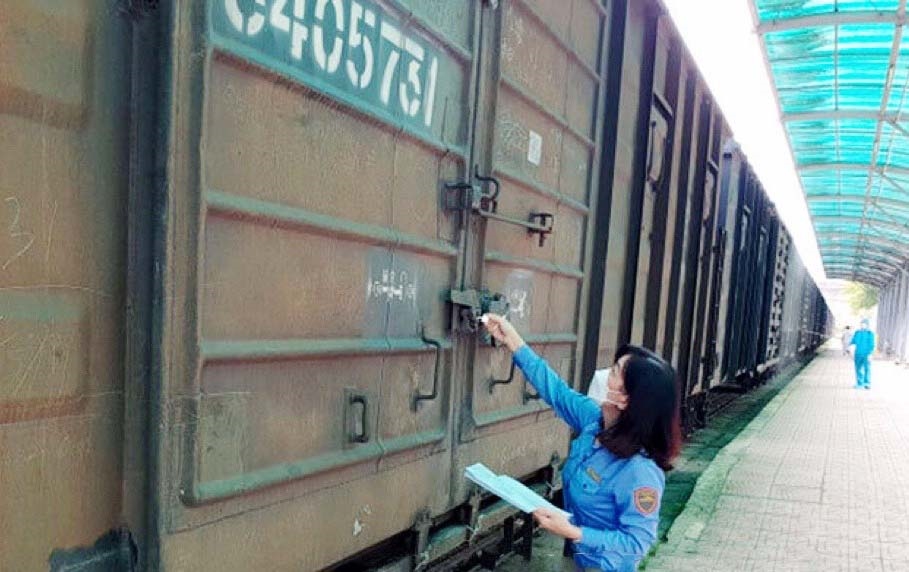 Nhân viên Ga đường sắt quốc tế Đồng Đăng kiểm tra lại hệ thống kẹp chì của các toa tàu chở hàng hóa 