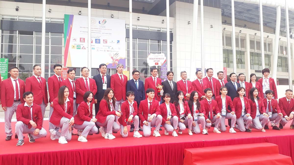 Quan chức và các thành viên Đoàn thể thao Việt Nam tại Lễ thượng cờ