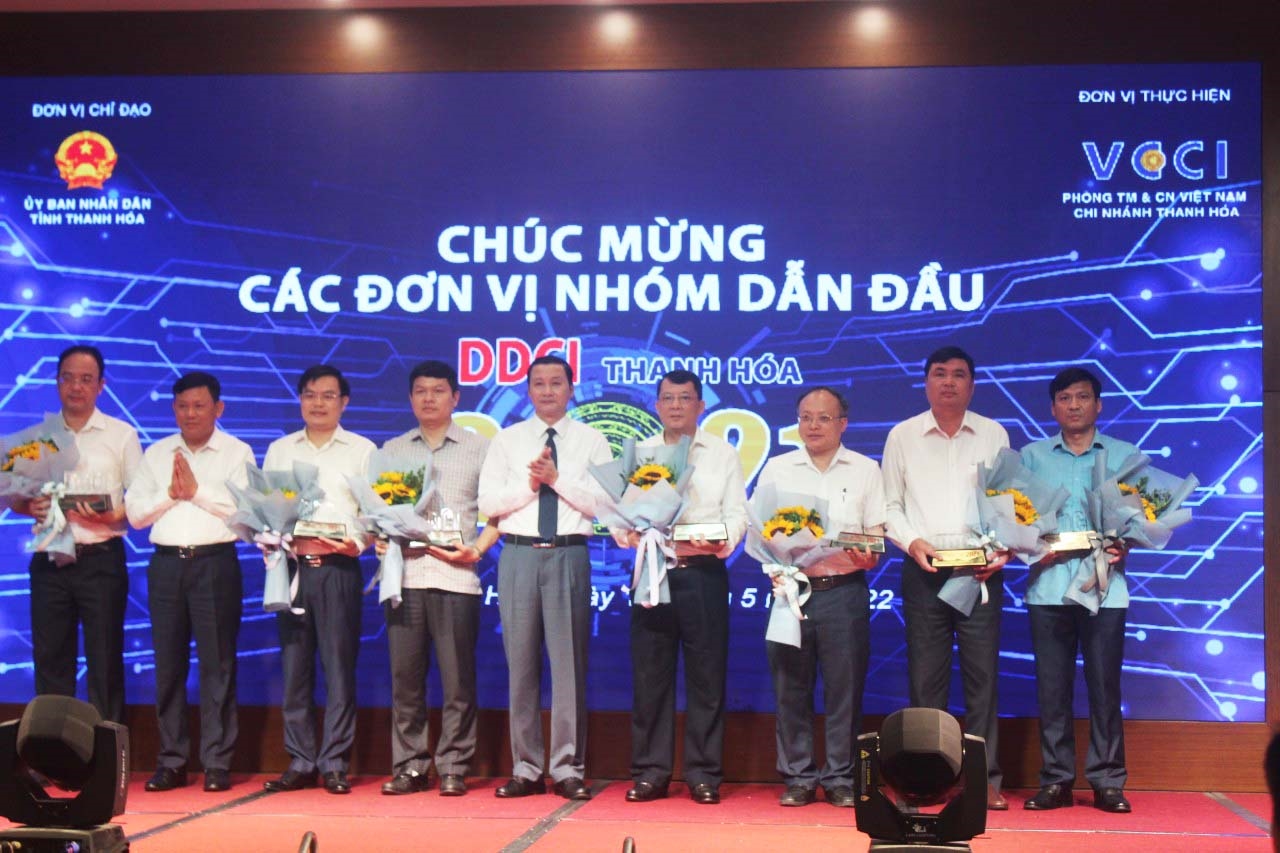 Lãnh đạo tỉnh Thanh Hóa trao biểu trưng Top đầu cho các đơn vị khối UBND huyện, thị xã, thành phố