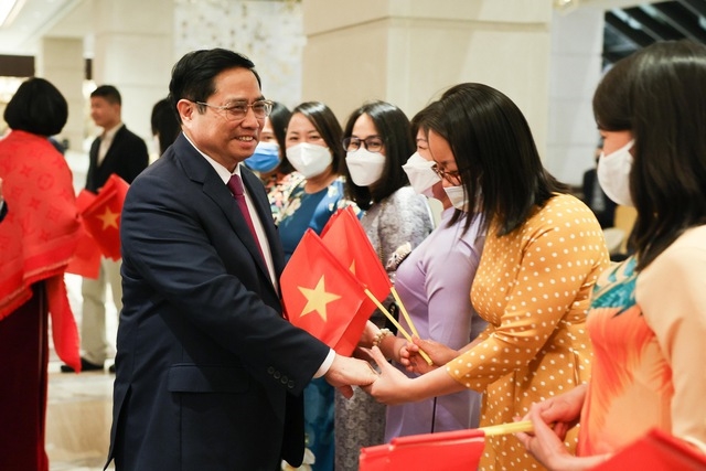 Cán bộ, nhân viên Đại sứ quán Việt Nam tại Washington D.C. chào đón Thủ tướng Phạm Minh Chính - Ảnh: VGP/Nhật Bắc