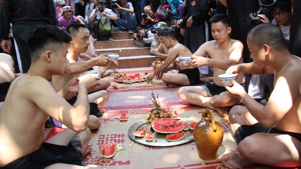 Trước khi vào vật cầu nước, các quân cầu lần lượt thực hiện các nghi thức tế Đức Thánh Tam Giang, mỗi người uống ba lưng bát rượu, ăn dưa hấu và xuống sân ra mắt khán giả.