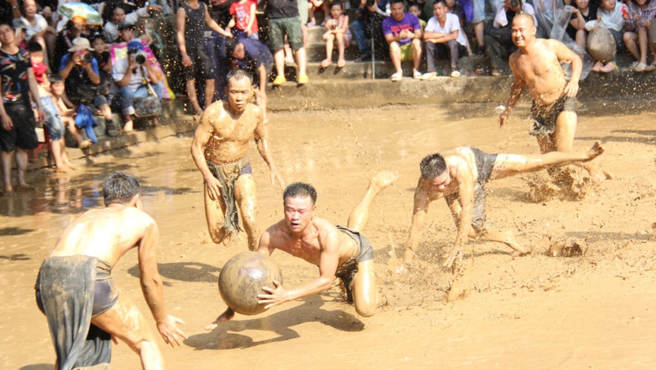 Các quân cầu phải tranh cướp bóng trong điều kiện sân bùn nhão, quả cầu trơn trượt rất nặng nên rất khó giữ được cầu lâu. 