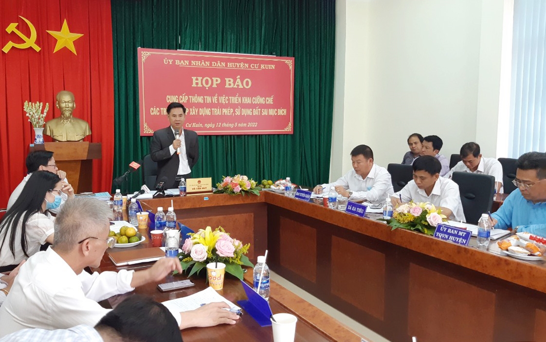 UBND huyện Cư Kuin tổ chức họp báo thông tin về việc cưỡng chế các trường hợp xây dựng trái phép, sử dụng đất sai mục đích trên đất nông nghiệp