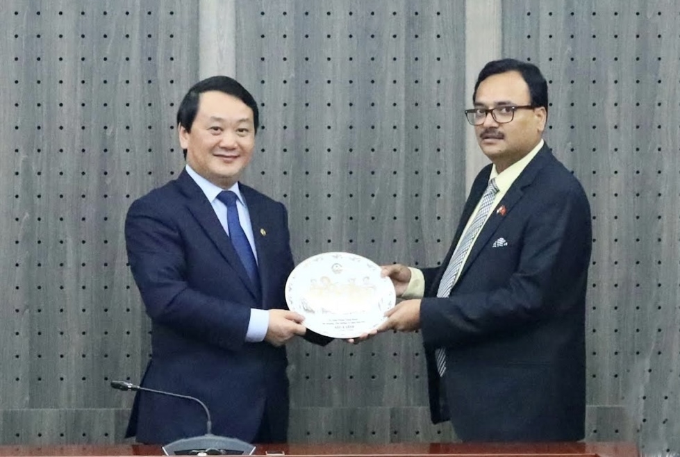 Bộ trưởng, Chủ nhiệm Ủyban Dân tộc Hầu A Lềnh tặng quà cho Ngài Đại sứ Đặc mệnh toàn quyền Cộng hòa Ấn Độ tại Việt Nam