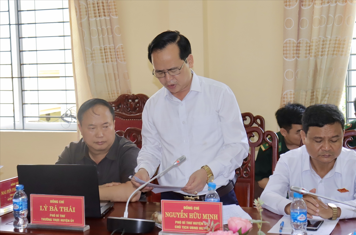Phó Bí thư, Chủ tịch UBND huyện Kỳ Sơn Nguyễn Hữu Minh báo cáo tình hình kinh tế - xã hội, quốc phòng, an ninh của huyện Kỳ Sơn tại Hội nghị 