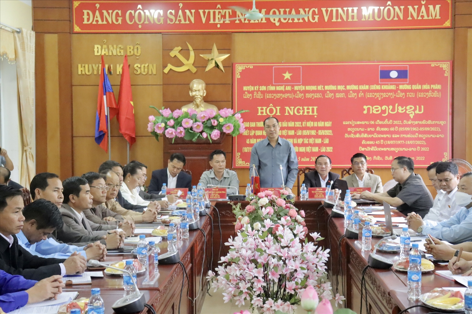 Tỉnh ủy viên, Bí thư Huyện ủy, Chủ tịch HĐND huyện Kỳ Sơn Vi Hòe phát biểu tại Hội nghị 