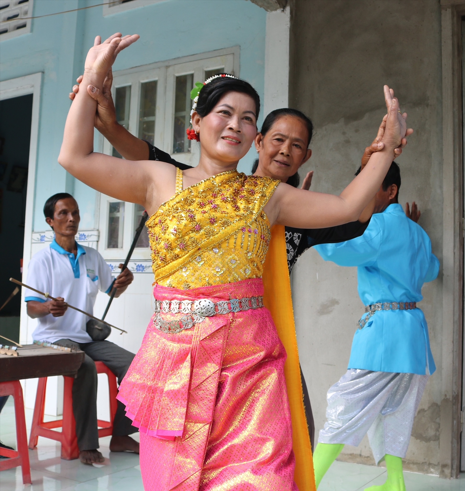 Các thành viên trong câu lạc bộ Múa Khmer cùng tập luyện