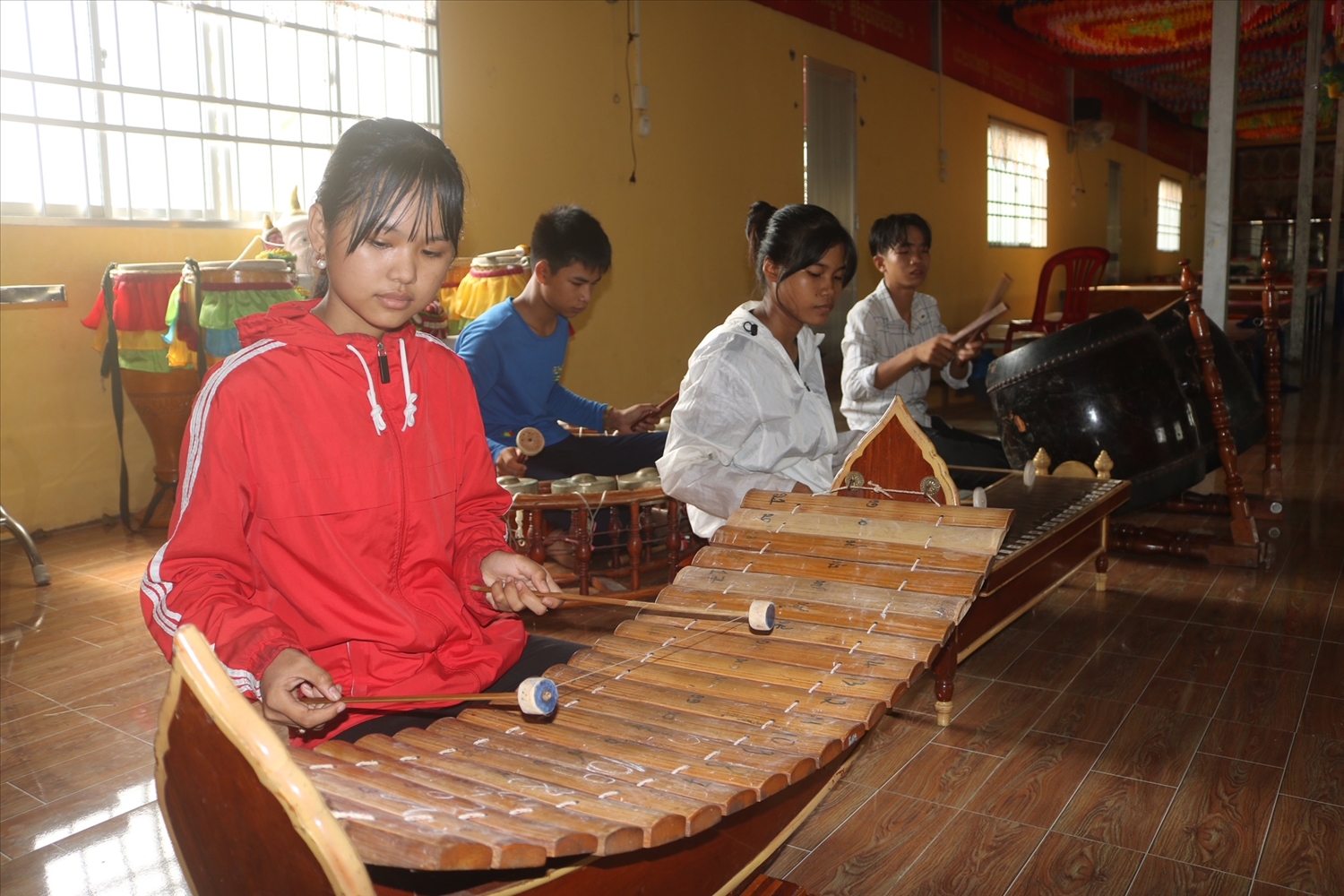 Các em nhỏ được học nhạc cụ truyền thống tại chùa Thứ Năm