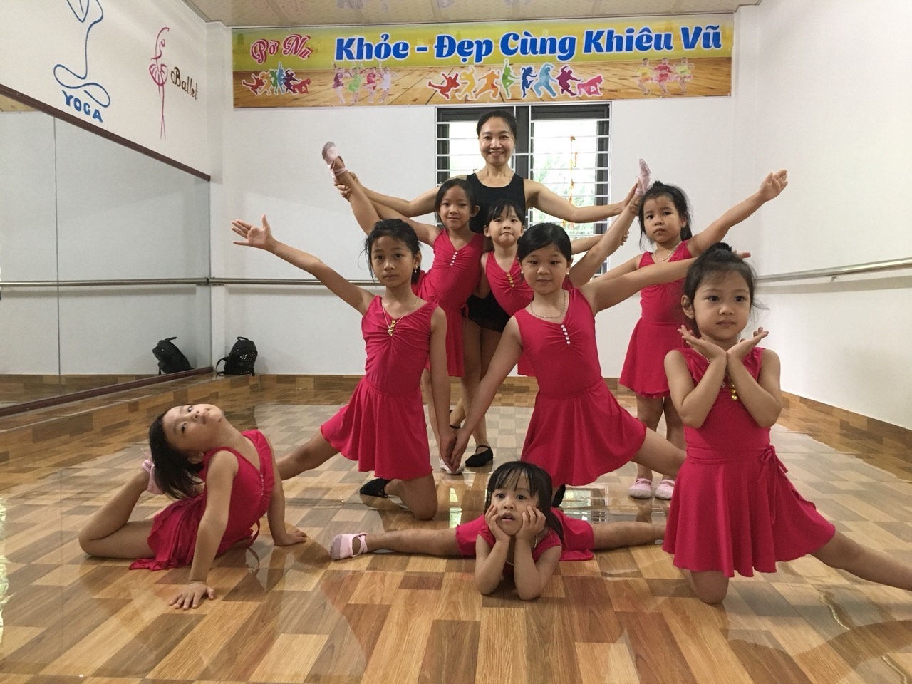 Nghệ sĩ múa Pờ Nhù Nu dạy múa cho các em nhỏ tại địa phương