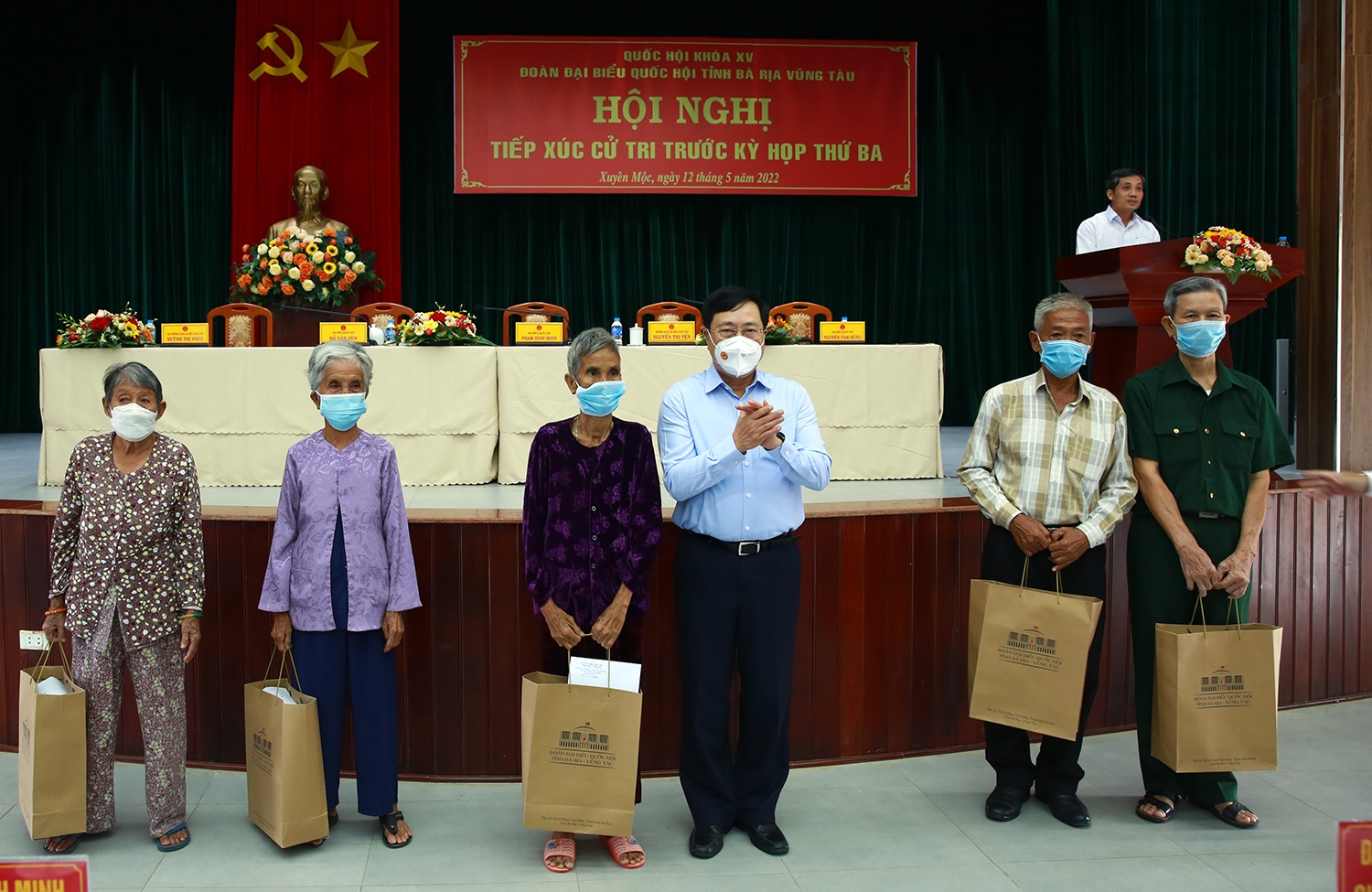 Phó Thủ tướng Phạm Bình Minh tặng quà cho các hộ gia đình chính sách trên địa bàn huyện Xuyên Mộc. Ảnh: VGP/Hải Minh