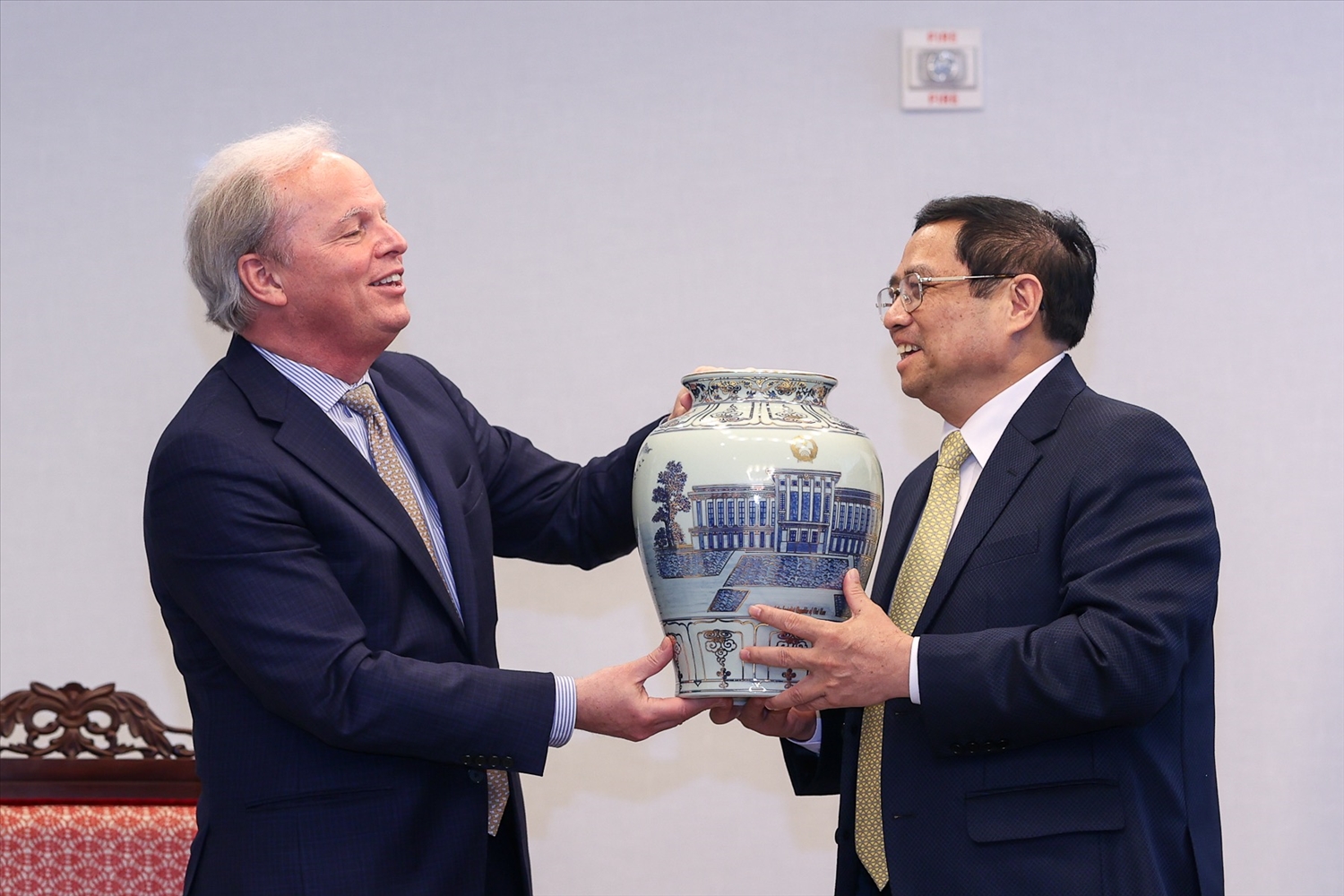 Thủ tướng tặng quà Tổng Giám đốc điều hành WB - Ảnh: VGP/Nhật Bắc