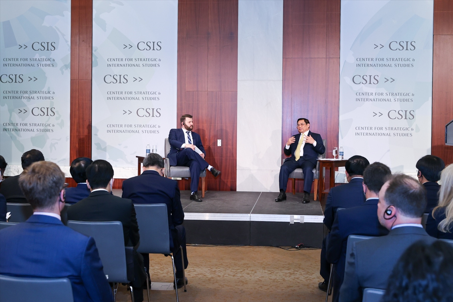 Thủ tướng Phạm Minh Chính trả lời làm rõ thêm một số vấn đề mà Chủ tịch, Giám đốc điều hành Trung tâm nghiên cứu chiến lược và quốc tế Hoa Kỳ (CSIS) nêu - Ảnh: VGP/Nhật Bắc