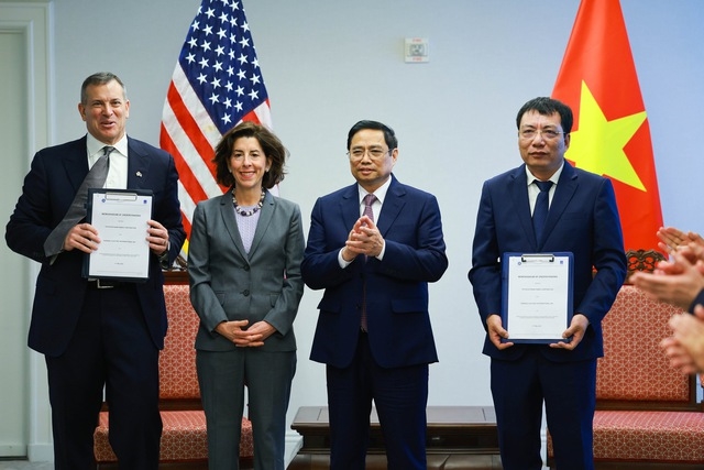 Tổng công ty Điện lực Dầu khí Việt Nam (PVPower) và đại diện Tập đoàn GE (Hoa Kỳ) trao thỏa thuận về hợp tác đầu tư nâng cao hiệu suất vận hành Nhà máy điện Nhơn Trạch 1 - Ảnh: VGP/Nhật Bắc