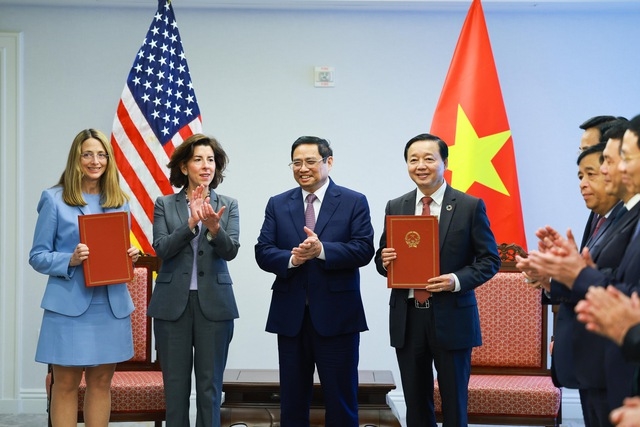 Thủ tướng Chính phủ Phạm Minh Chính và Bộ trưởng Thương mại Hoa Kỳ chứng kiến Lễ trao văn kiên hợp tác giữa Bộ trưởng Trần Hồng Hà và Phó Chủ tịch cấp cao của Tổ chức Tài chính quốc tế (IFC) Stephanie von Friedegurg - Ảnh: VGP/Nhật Bắc