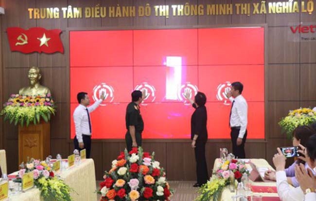 Bộ trưởng Phạm Thị Thanh Trà và lãnh đạo địa phương nhấn nút khai trương Trung tâm 