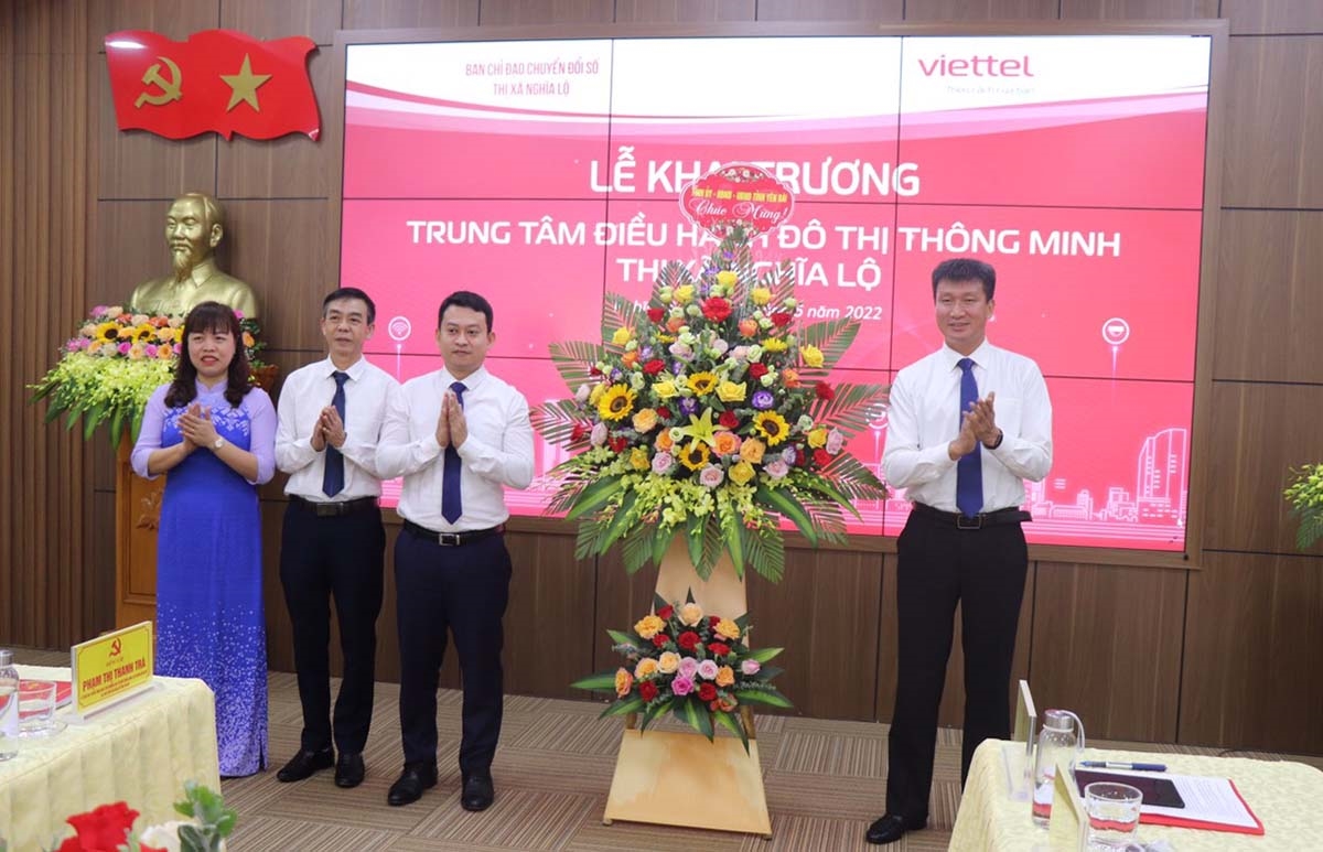Chủ tịch UBND tỉnh Yên Bái Trần Huy Tuấn tặng hoa chúc mừng lãnh đạo thị xã Nghĩa Lộ