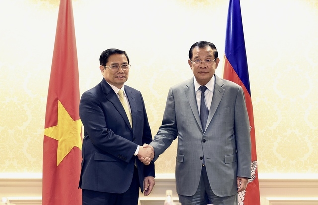 Thủ tướng Chính phủ Phạm Minh Chính và Thủ tướng Campuchia Hun Sen - Ảnh: VGP/Nhật Bắc