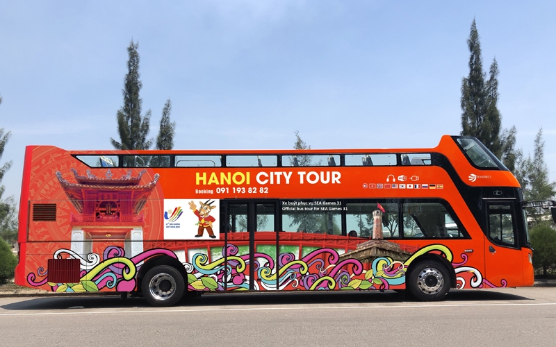 Những chiếc xe buýt 2 tầng đã sẵn sàng phục vụ các đại biểu tham quan Hà Nội miễn phí.