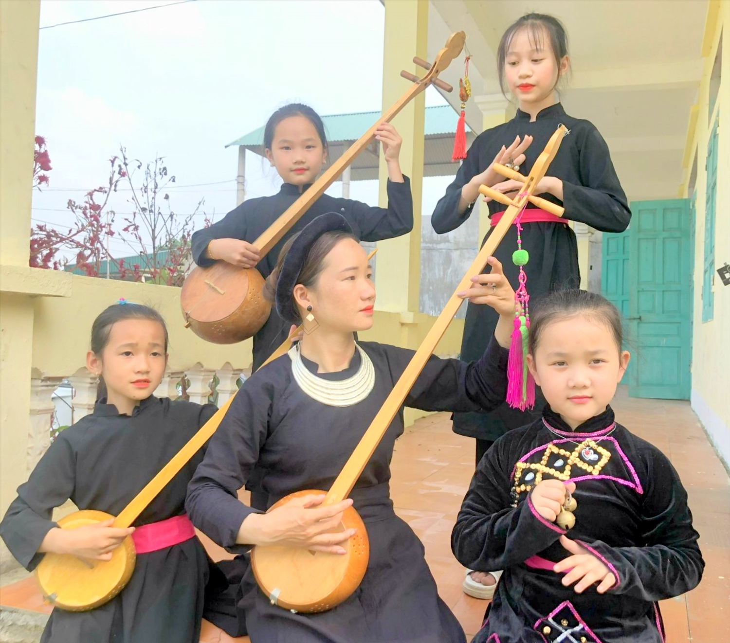 Đàm Thanh Hiền và các thành viên nhỏ tuổi luyện tập tại Câu lạc bộ hát then đàn tính