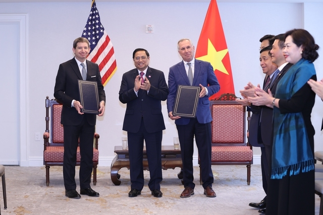 Thủ tướng Phạm Minh Chính chứng kiến việc trao chứng nhận khoản tài trợ 70 triệu USD của DFC cho Đại học Fulbright tại Việt Nam - Ảnh: VGP/Nhật Bắc