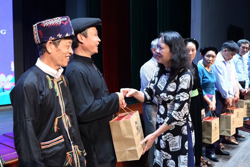 Thứ trưởng, Phó chủ nhiệm UBDT Hoàng Thị Hạnh tặng quà cho các đại biểu