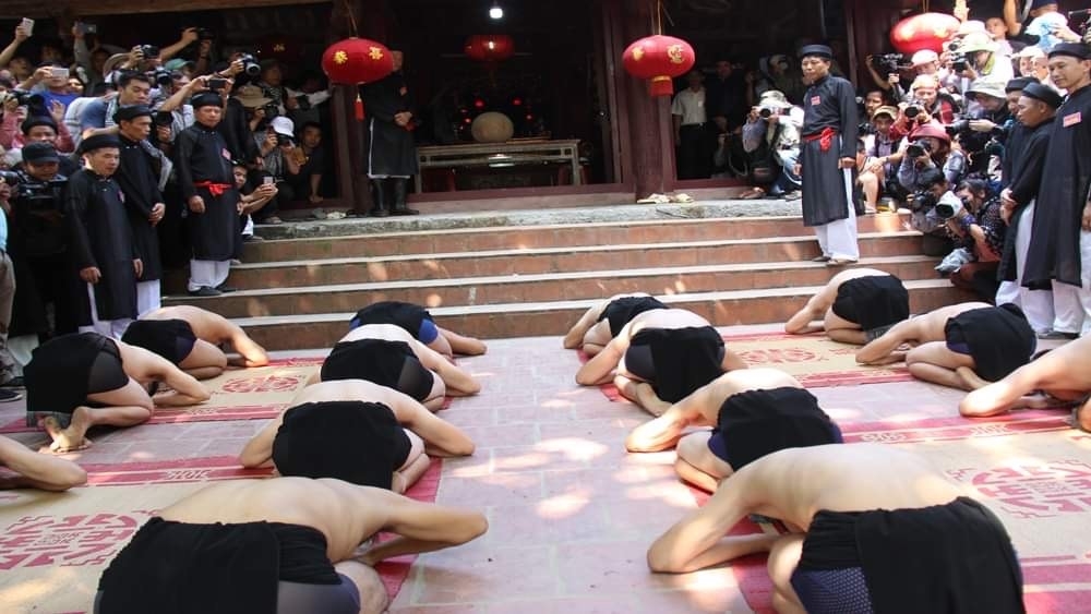 Các quân cầu lần lượt thực hiện các nghi thức tế lễ Đức Thánh Tam Giang.