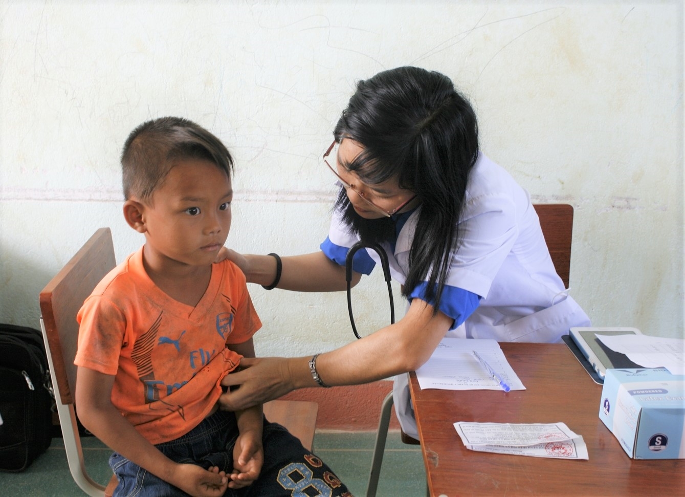 Cán bộ y tế ở Đắk Lắk thăm khám định kỳ cho người dân