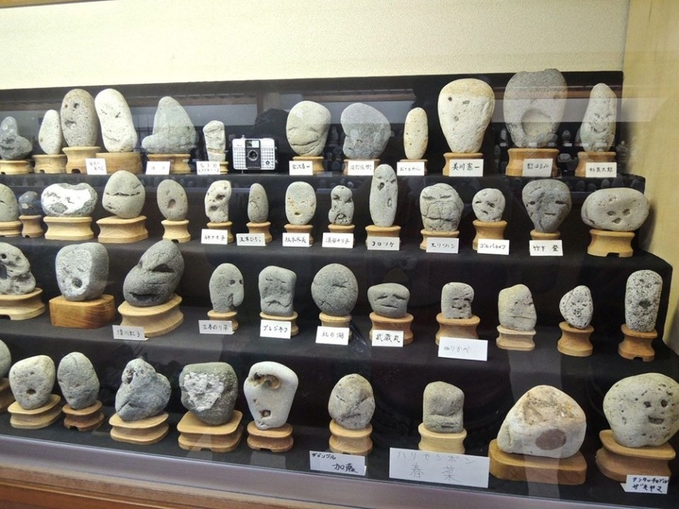 Những viên đá hình mặt người tại Bảo tàng của ông Shozo Hayama