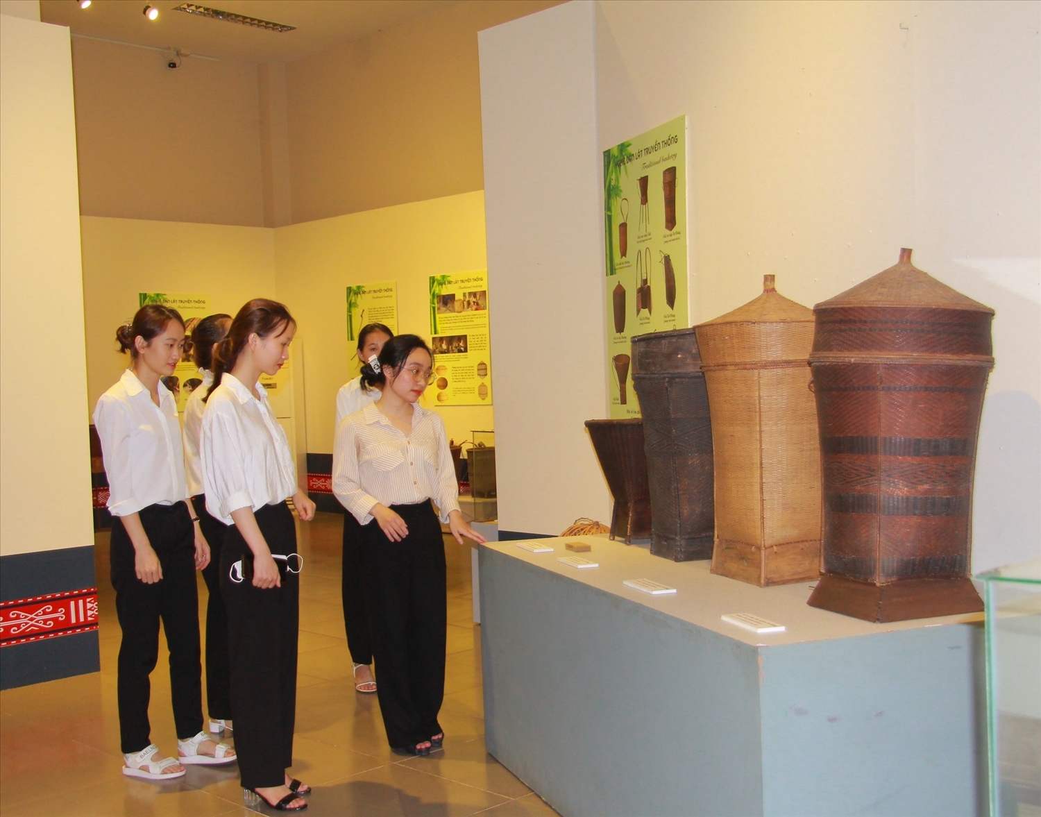 Nhiều du khách đến Bảo tàng Đắk Lắk tham quan trưng bày chuyên đề “Hồn tre Tây Nguyên”