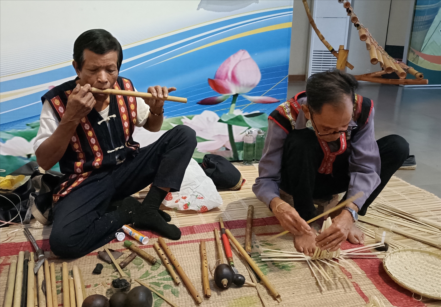 Các nghệ nhân đan lát, chế tác nhạc cụ biểu diễn tại Bảo tàng Đắk Lắk