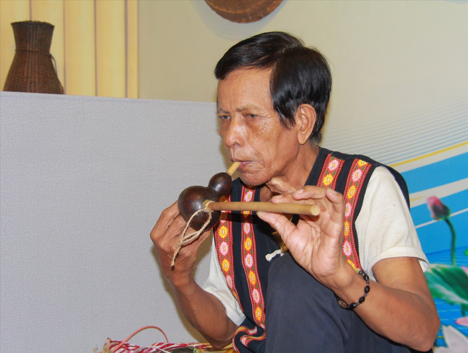 Nghệ nhân Y Mip Ayun là người chế tác hàng trăm nhạc cụ truyền thống bằng tre nứa
