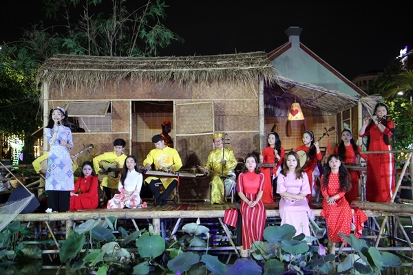 Đội hình tài tử đờn, tài tử ca của Trung tâm Văn hóa TP.HCM biểu diễn tại Ngày Sách và Văn hóa đọc Việt Nam lần thứ I vừa qua