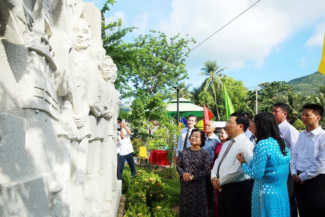 Các đại biểu tham quan tại khu vực Nghĩa trang Hàng Keo - Ảnh: VGP/Hải Minh