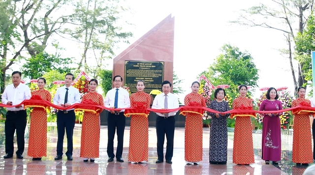 Phó Thủ tướng Thường trực Chính phủ Phạm Bình Minh và các đại biểu cắt băng khánh thành công trình chỉnh trang Di tích Nghĩa trang Hàng Keo tại Côn Đảo - Ảnh: VGP/Hải Minh