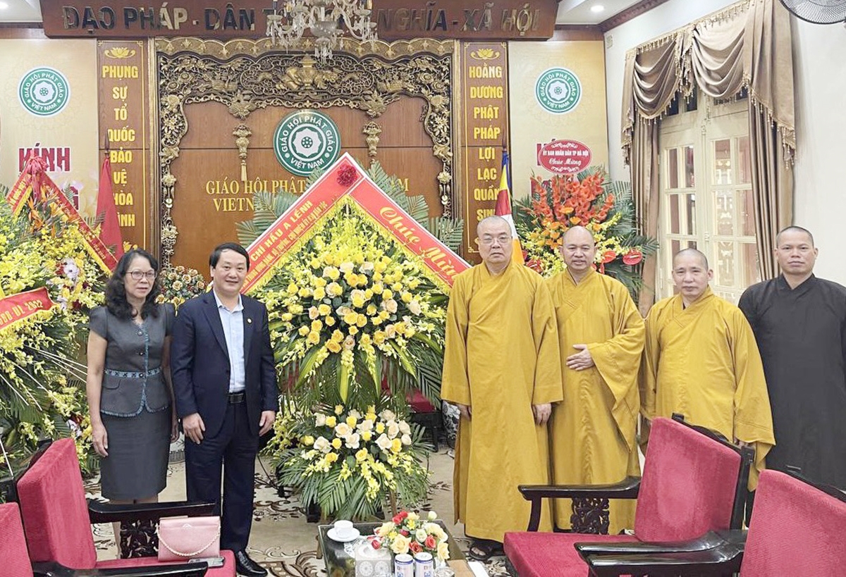 Bộ trưởng, Chủ nhiệm Ủy ban Dân tộc Hầu A Lềnh và Thứ trưởng Hoàng Thị Hạnh tặng hoa chúc mừng Giáo hội Phật giáo Việt Nam nhân dịp Đại lễ Phật đản