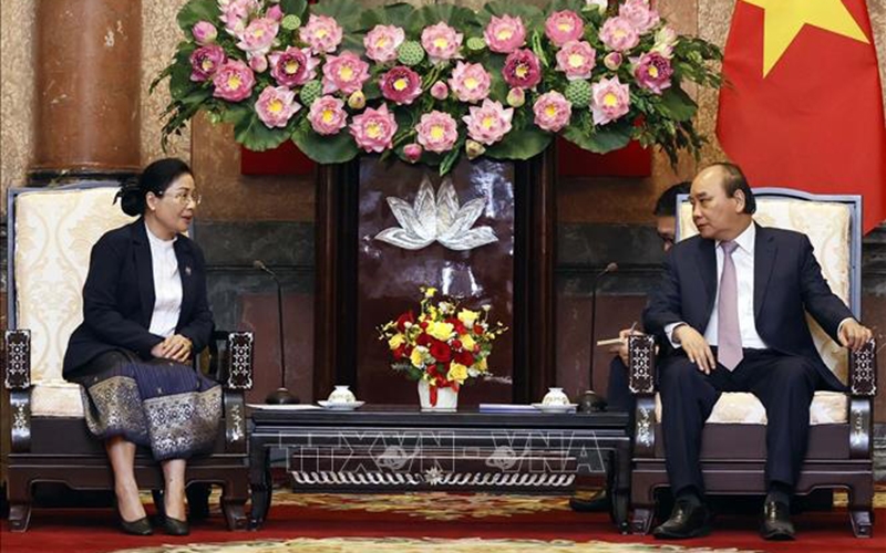 Chủ tịch nước Nguyễn Xuân Phúc tiếp Chánh án Tòa án nhân dân tối cao Lào Viengthong Siphandon. (Ảnh: TTXVN)