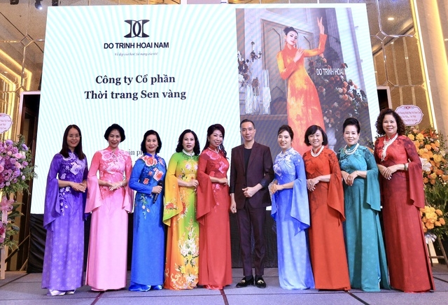 Các nữ doanh nhân tỏa sáng trong bộ sưu tập "Bông hồng vàng" của nhà thiết kế Đỗ Trịnh Hoài Nam. Ảnh: VGP