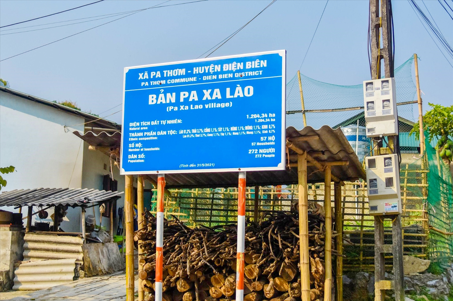 Pa Xá Lào cách trung tâm thành phố Điện Biên 25km. Hiện tại, nơi này đã phát triển hơn rất nhiều nhờ hội nhập kinh tế - giáo dục - văn hóa. Bên cạnh đó, bản làng còn mở rộng nghề dệt thổ cẩm truyền thống
