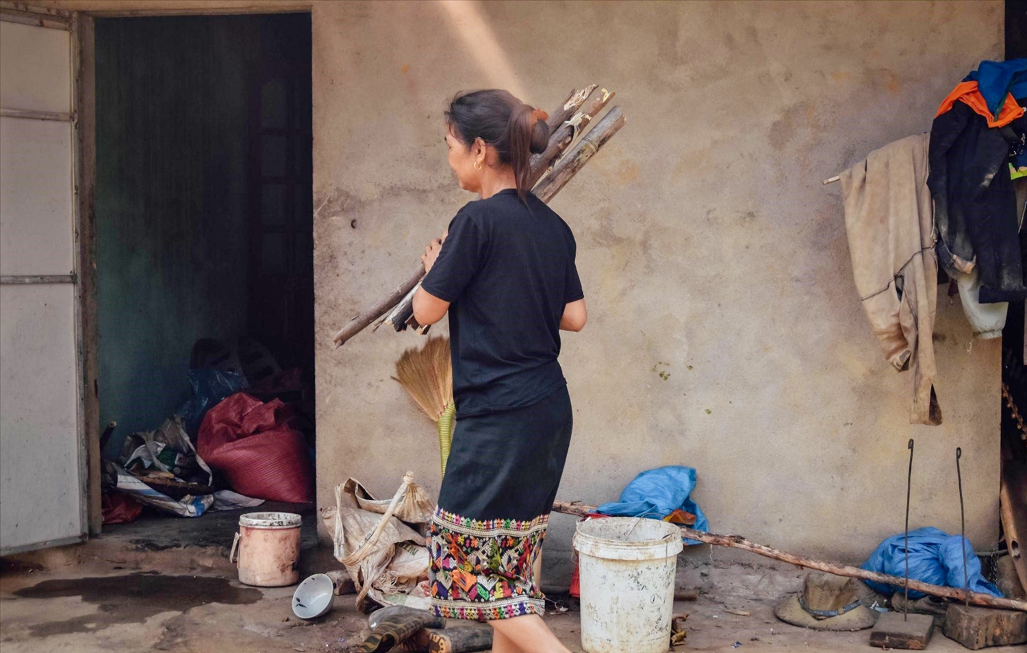 Để dễ dàng lao động và sinh hoạt, phụ nữ dân tộc Lào thường mặc áo phông hiện đại cùng váy thổ cẩm truyền thống. Họa tiết thổ cẩm của người Lào tượng trưng cho vẻ đẹp cây cỏ, thường bao gồm các màu: trắng, hồng, vàng, tím, xanh được nhuộm từ chàm, vỏ, lá cây rừng