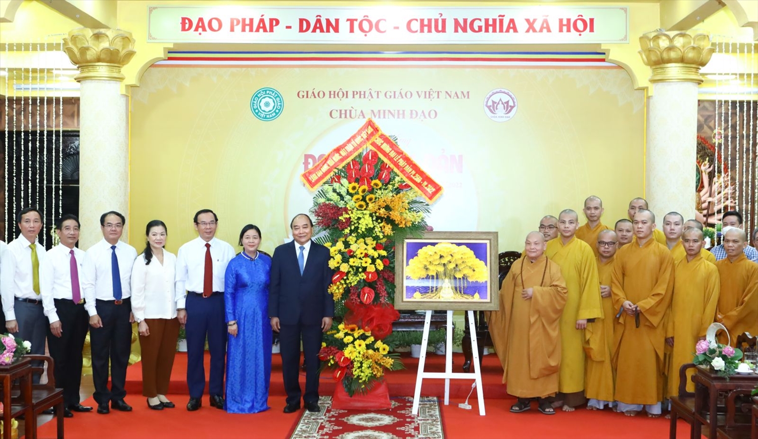 Chủ tịch nước Nguyễn Xuân Phúc thăm chùa Minh Đạo. Ảnh: VPCTN