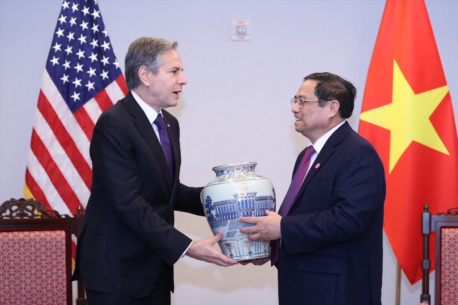 Thủ tướng Phạm Minh Chính tặng Ngoại trưởng Blinken chiếc bình gốm men lam, sản phẩm truyền thống của Việt Nam - Ảnh: VGP/Nhật Bắc