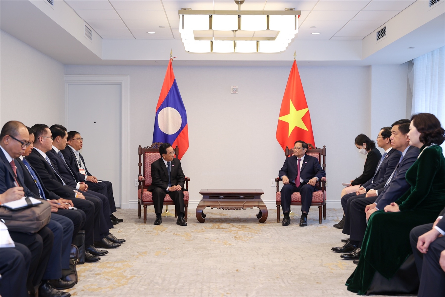 Hai Thủ tướng bày tỏ vui mừng về sự phát triển vững chắc của mối quan hệ hữu nghị vĩ đại, đoàn kết đặc biệt và hợp tác toàn diện Việt Nam-Lào - Ảnh: VGP/Nhật Bắc