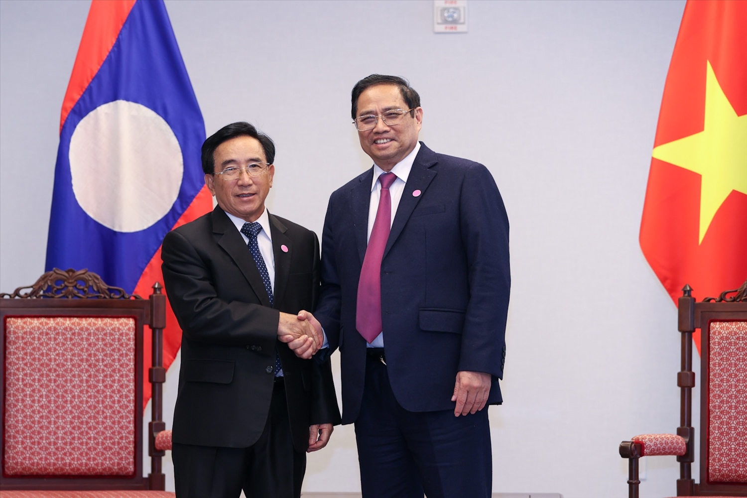 Thủ tướng Chính phủ Phạm Minh Chính gặp Thủ tướng Lào Phankham Viphavanh - Ảnh: VGP/Nhật Bắc