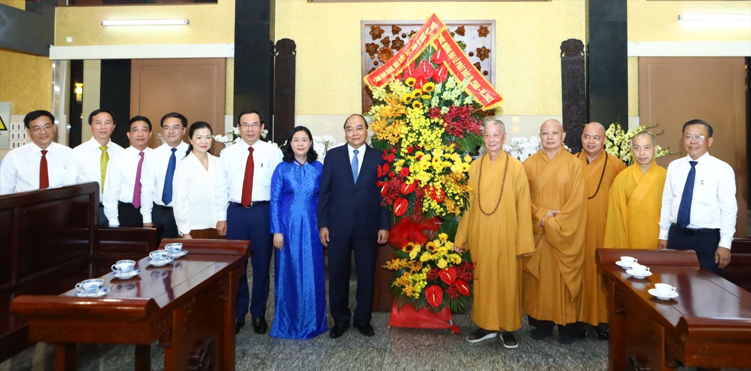 Chủ tịch nước Nguyễn Xuân Phúc thăm chùa Huê Nghiêm. Ảnh: VPCTN