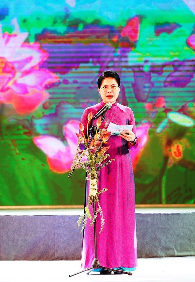 Ủy viên Ban Chấp hành Trung ương Đảng, Chủ tịch Hội LHPN Việt Nam Hà Thị Nga trình bày diễn văn khai mạc