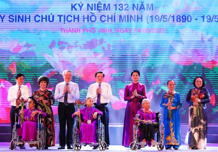 Lãnh đạo Đảng, Nhà nước và tỉnh Nghệ An tặng hoa bày tỏ tấm lòng trân trọng, tôn vinh các Mẹ Việt Nam Anh hùng, Anh hùng Lực lượng vũ trang Nhân dân, Anh hùng Lao động thời kỳ Đổi mới