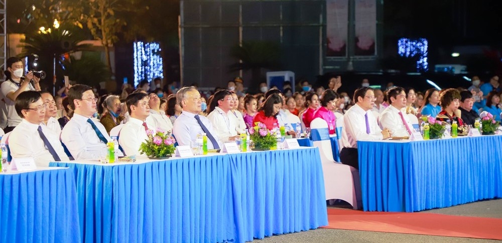 Các vị lãnh đạo Đảng, Nhà nước và tỉnh Nghệ An dự Chương trình
