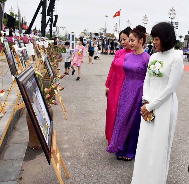 Người dân xem những bức ảnh hoa sen của tác giả Trần Bích được trưng bày tại Triển lãm ảnh nghệ thuật "Đời Sen"
